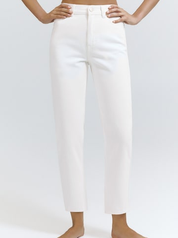Pull&Bear Regular Дънки в бяло: отпред