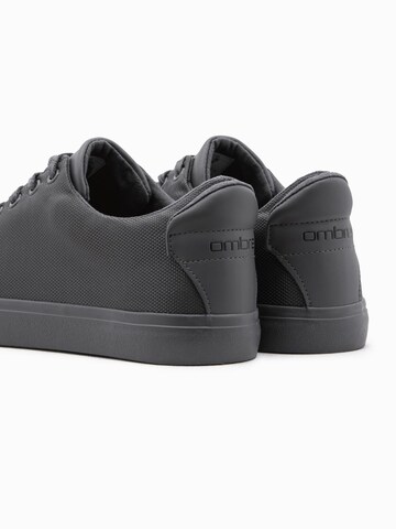 Baskets basses Ombre en gris