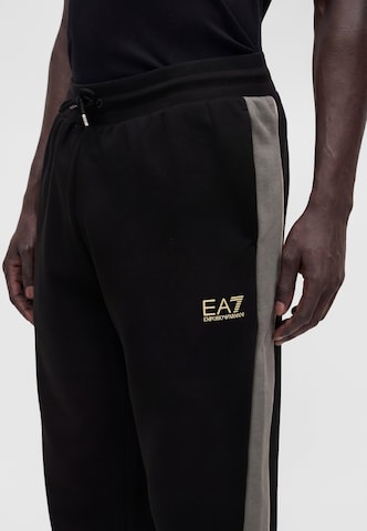 EA7 Emporio Armani Дънки Tapered Leg Панталон в черно: отстрани