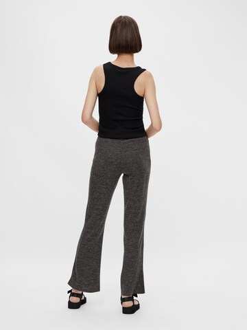 évasé Pantalon 'Pam' PIECES en gris