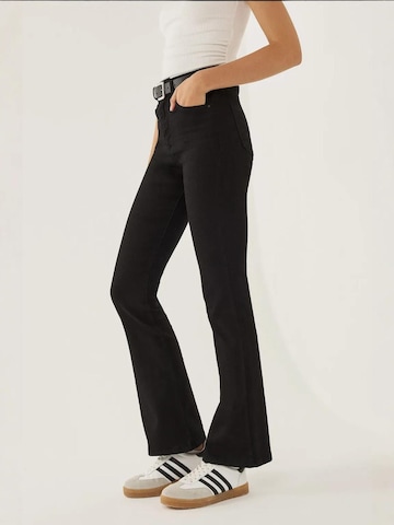 Hiccup Flared Jeans in Schwarz