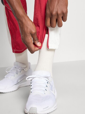 Effilé Pantalon de sport 'RETRO' NIKE en rouge