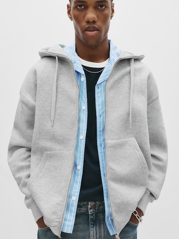 Pull&Bear Collegetakki värissä harmaa: etupuoli