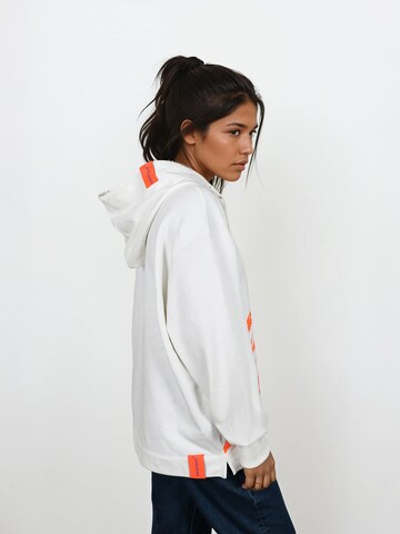 Pull-over 'Vöörut' salzhaut en blanc