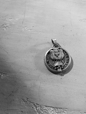 Pendentif 'THE WISE ARE SILENT' REYTEL en argent