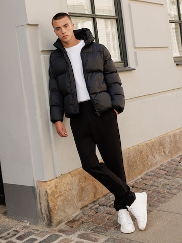 DAN FOX APPAREL Zimní bunda 'John ' – černá