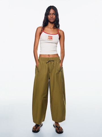 Bershka Baggy Trousers in Green: front