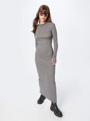 AMERICAN VINTAGE Stickad klänning 'SOVY' i grå