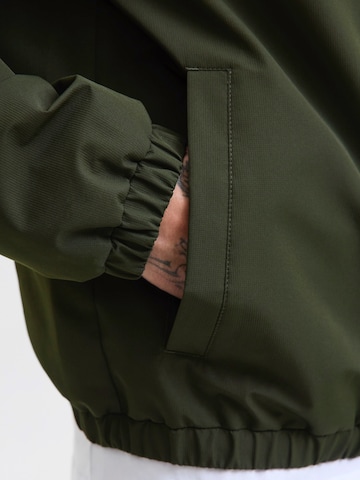JACK & JONES Kurtka przejściowa 'JJELEGACY' w kolorze zielony