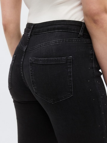 Only Tall Levenevä Farkut 'ONLBLUSH' värissä musta