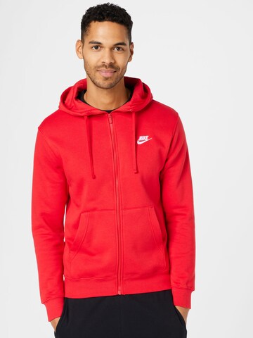 Coupe regular Veste de survêtement 'Club Fleece' Nike Sportswear en rouge : devant