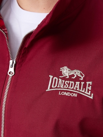LONSDALE Übergangsjacke 'CLASSIC' in Rot