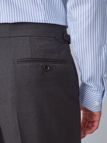 Coupe slim Pantalon à plis Next en marron