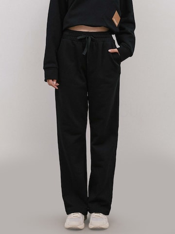 4TAILORS Regular Broek in Zwart: voorkant