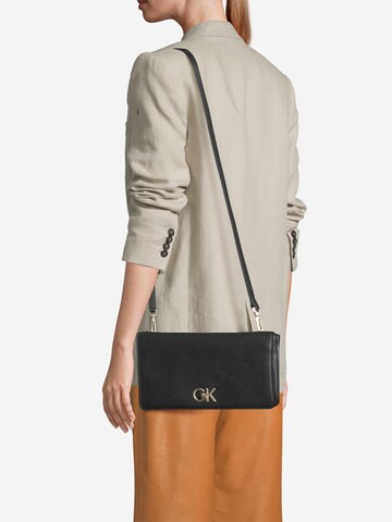 Calvin Klein - Clutches em preto