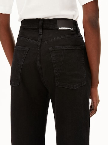 ARMEDANGELS Loosefit Jeans 'Mairaa' in Zwart: voorkant
