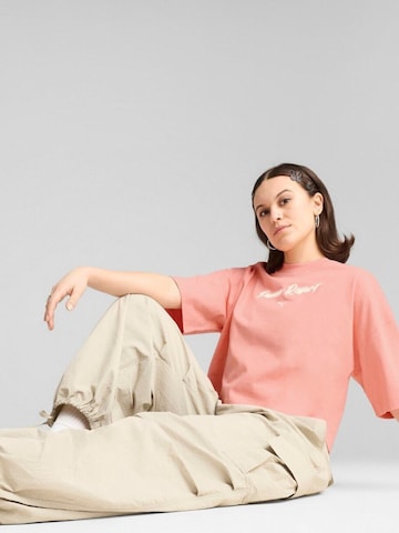 PUMA - Camiseta 'Puma Premium Ess Oversized Graphic Tee' en rosa