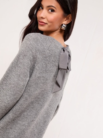 Lipsy Úpletové šaty – šedá