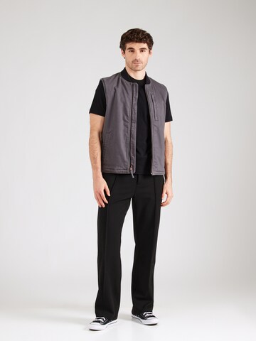 Maglietta di GUESS JEANS in nero
