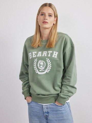BEARTH Sweatshirt 'College-Print Bio-Baumwoll-Mix' in Green: front
