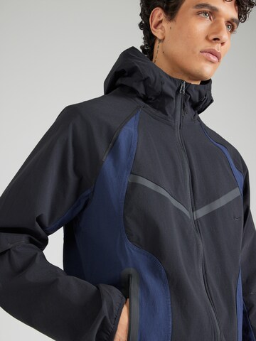 Nike Sportswear - Chaqueta funcional 'Windrunner' en negro
