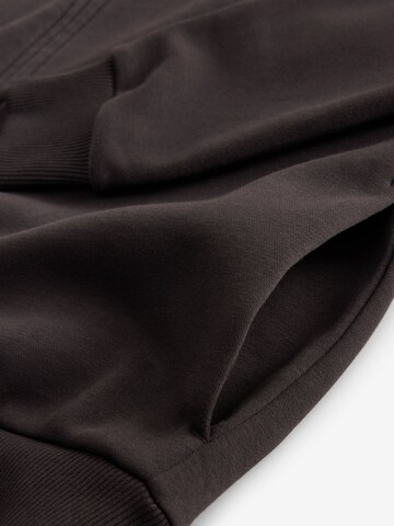 Next - Sudadera con cremallera en marrón