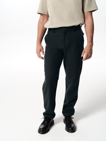 Regular Pantalon 'Leandro' ABOUT YOU x Jaime Lorente en gris : devant