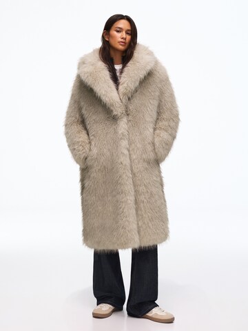 Bershka Winter coat in Beige: front