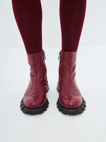 CESARE GASPARI Ankle Boots in Rot