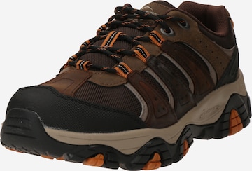 SKECHERS Matalavartiset tennarit 'PINE TRAIL - KORDOVA' värissä ruskea: etupuoli