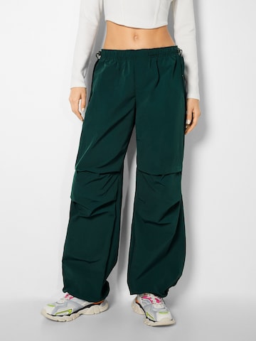 Bershka Loose fit Trousers in Green: front