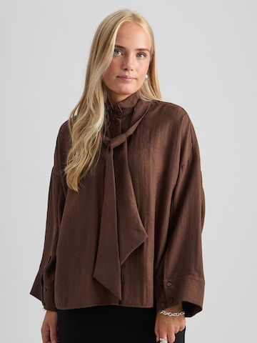 Camicia da donna 'Shandie' di Peppercorn in marrone: frontale