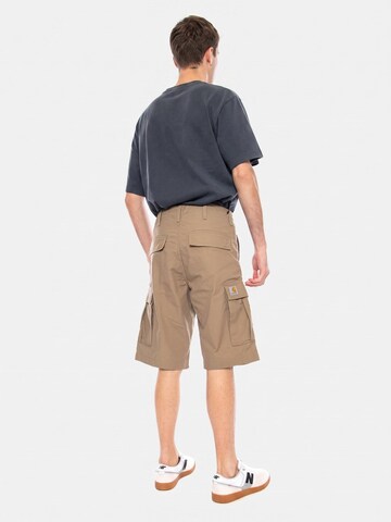 Carhartt WIP Baggy Broek 'Regular Cargo Short Leather' in Bruin