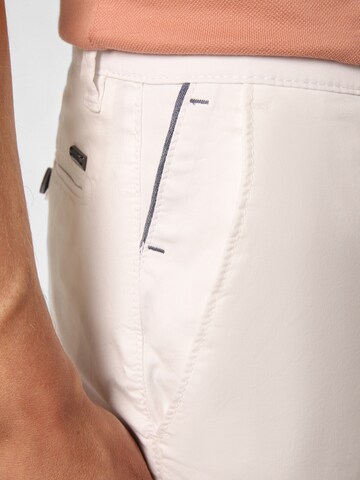 bugatti Regular Shorts in Weiß