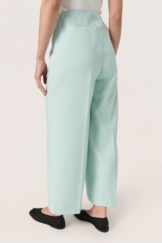 SOAKED IN LUXURY - regular Pantalón de pinzas 'Corinne' en verde