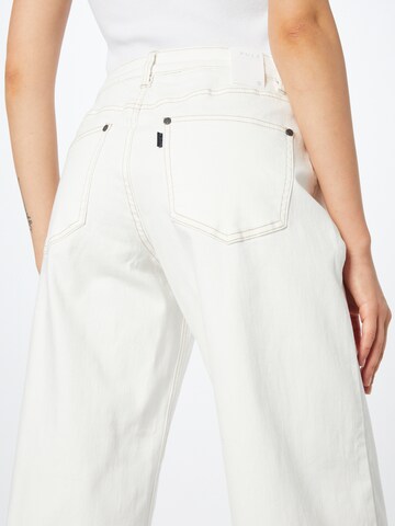 PULZ Jeans بساق عريضة جينز 'EMMA' بلون أبيض