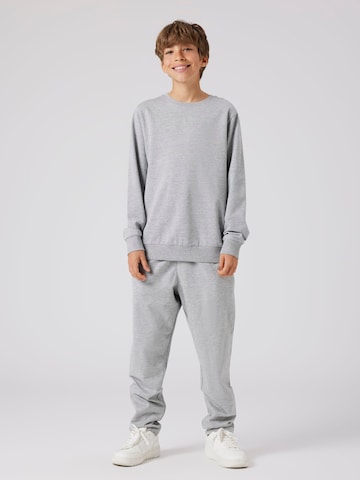 TWO SOON Sweatshirt in Grijs