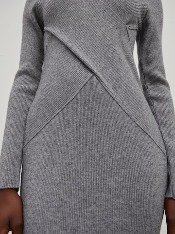 EDITED Stickad klänning 'Poppy' i grå