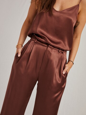 Loosefit Pantalon à pince 'Ava' A LOT LESS en marron