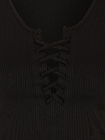 Vero Moda Petite - Camiseta 'Riva' en negro