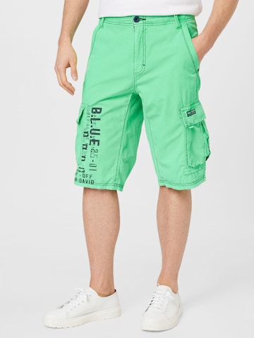 CAMP DAVID Regular Cargo Pants in Green: front