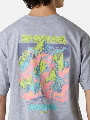 T-Shirt 'U Expedition Celebration' THE NORTH FACE en gris