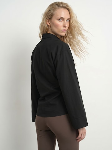 HYPEDROP Blouse 'IRIS' in Zwart