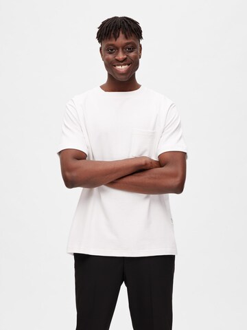 T-Shirt 'Relax Soon' SELECTED HOMME en blanc : devant