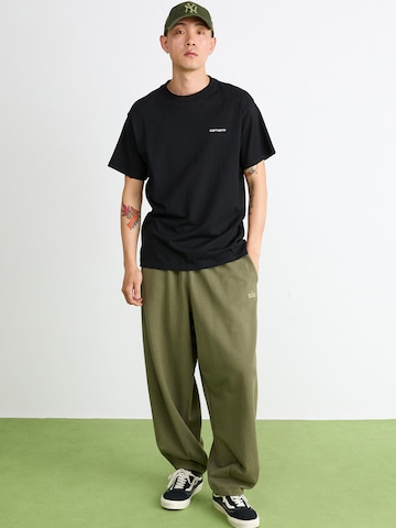 Tapered Pantaloni 'CLUB' de la Nike Sportswear pe verde