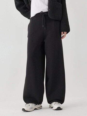 Hiccup - Folgado Calças em preto: frente