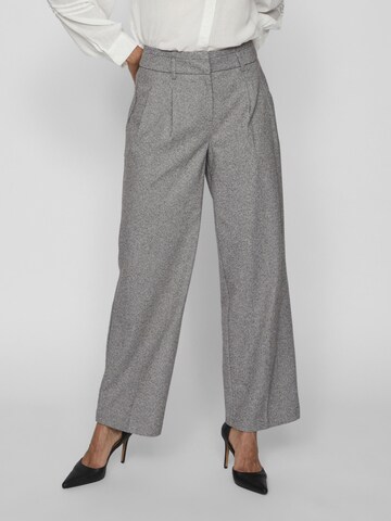 Wide leg Pantaloni con piega frontale 'Hyborn' di VILA in grigio