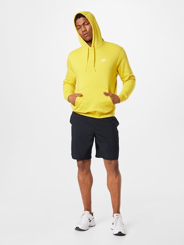 Nike Sportswear - Regular Fit Sweatshirt 'Club Fleece' em amarelo