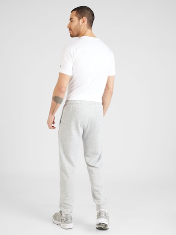 Champion Authentic Athletic Apparel Tapered Byxa i grå