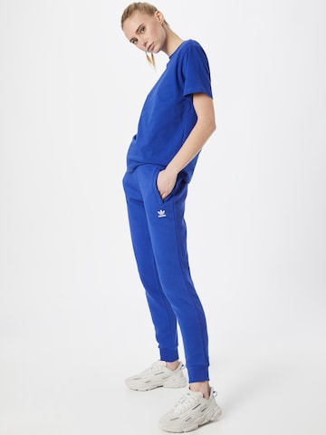 ADIDAS ORIGINALS Zwężany krój Spodnie 'Adicolor Essentials' w kolorze niebieski